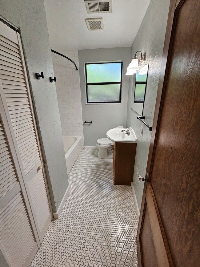 Building Photo - 2 Bedroom/2 Bath home near Duck Pond and Citizens Field