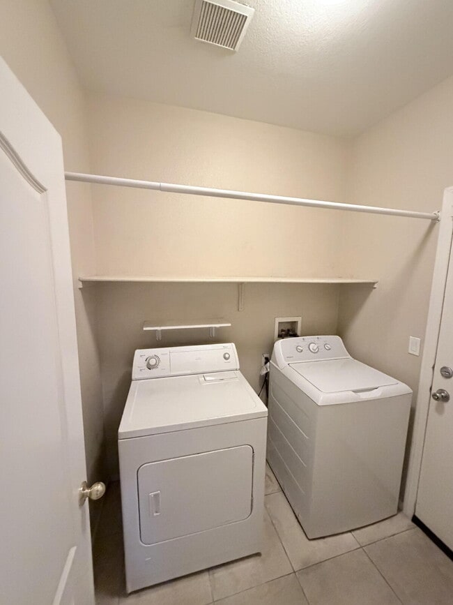 Building Photo - 3 bd 2.5 bath with LOFT