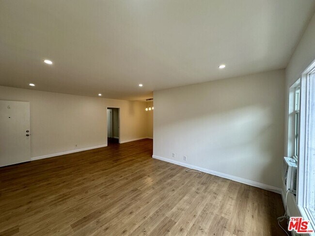 Building Photo - 1114 S Sherbourne Dr