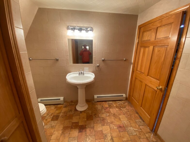 Building Photo - 494 Main St