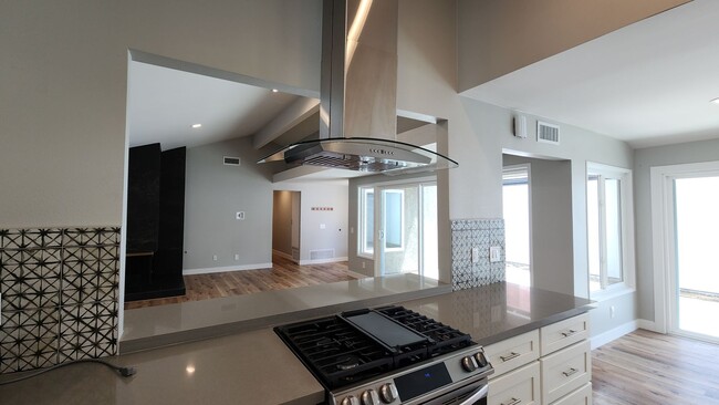 Building Photo - Updated and spacious single-story house on...