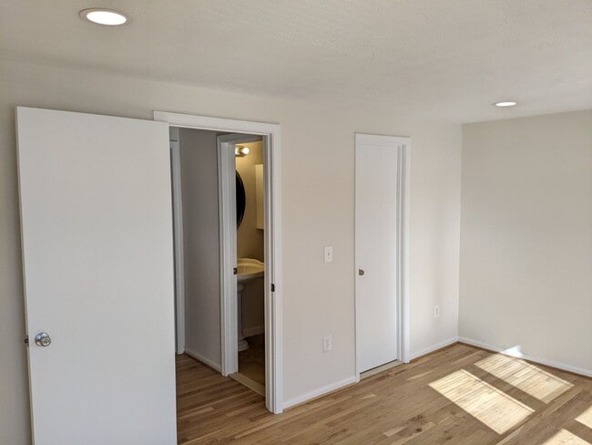 Building Photo - Renovated townhouse in established Frederick neighborhood ready mid February!