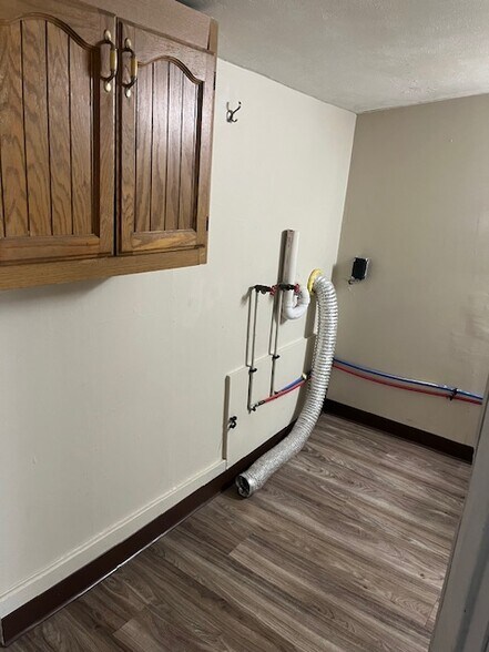 laundry hook up - 233 S Market St