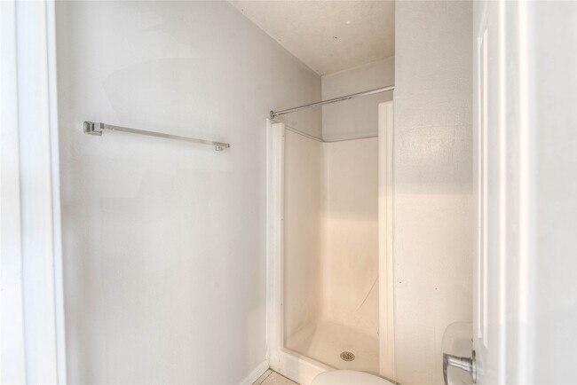 Building Photo - 445 Carolcrest Ln