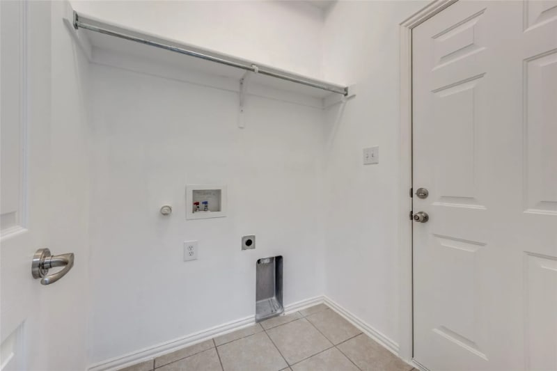 Building Photo - 1610 Poinsettia Blvd