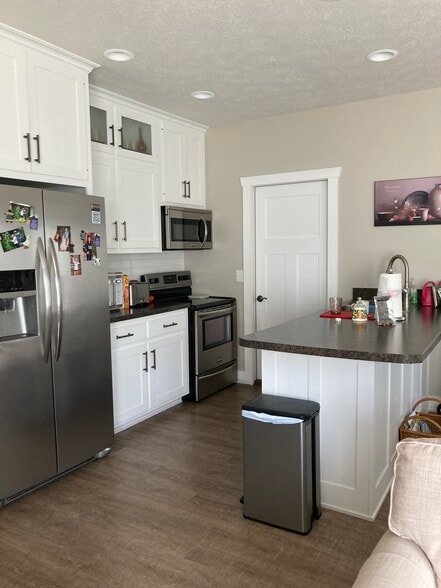 kitchen with bar and appliances - 901 Pine Ridge Pkwy NW