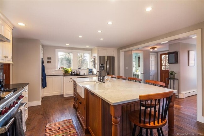 Building Photo - 323 Green Hill Rd