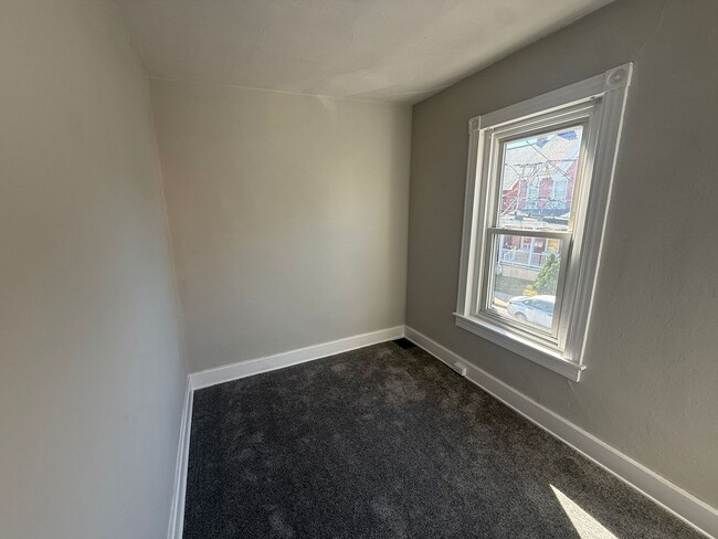 Building Photo - Single Family-half double- 2 bedroom/1 bat...