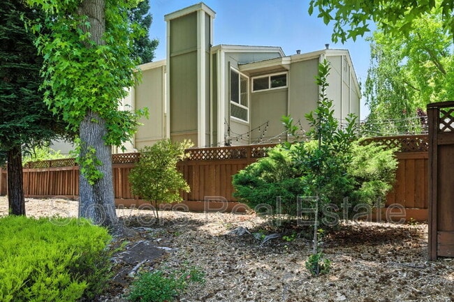 Building Photo - 617 Garden Creek Pl