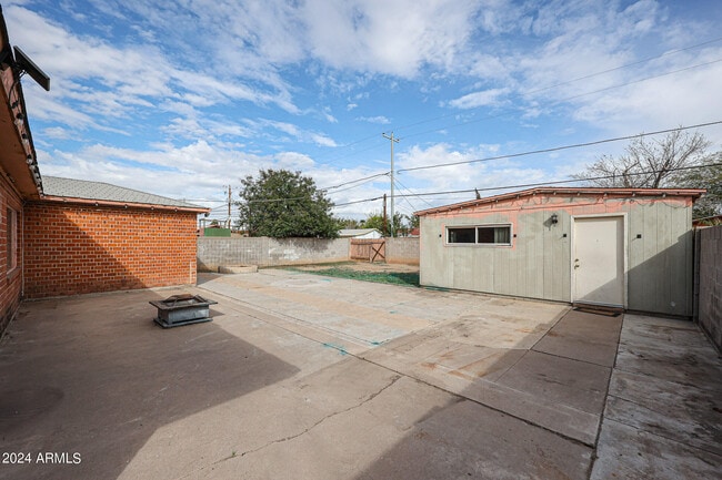 Building Photo - 1412 E Hubbell St