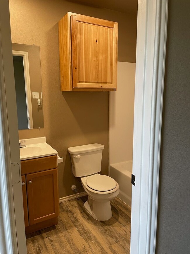 Building Photo - Super cute, 3 bedroom home. Outskirts of town