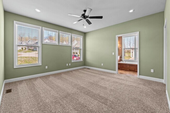 Building Photo - BEAUTIFUL Neighborhood Home!