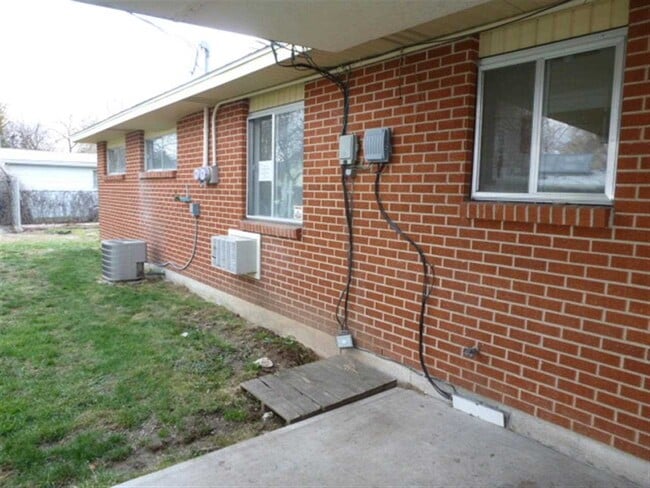 Building Photo - 2402 W Lemhi St