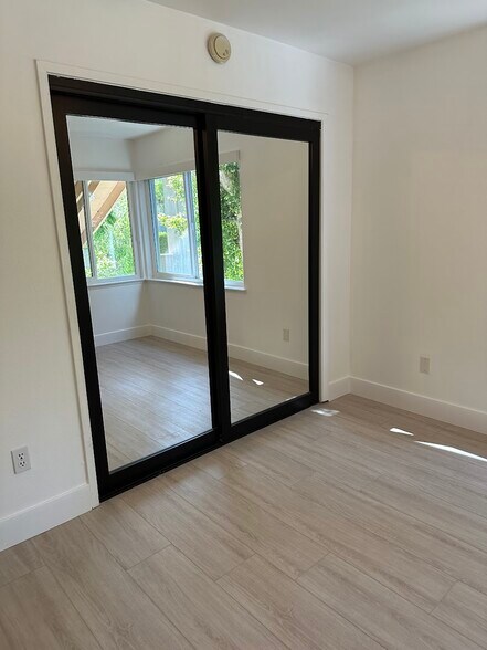 Building Photo - 10136 Hollow Glen Cir