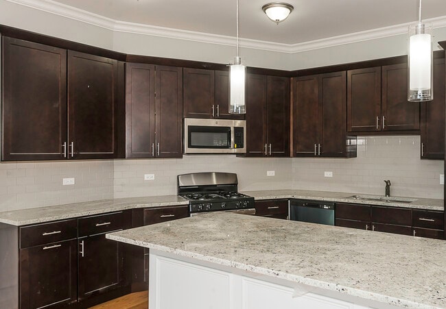 Building Photo - 520 N Western Ave