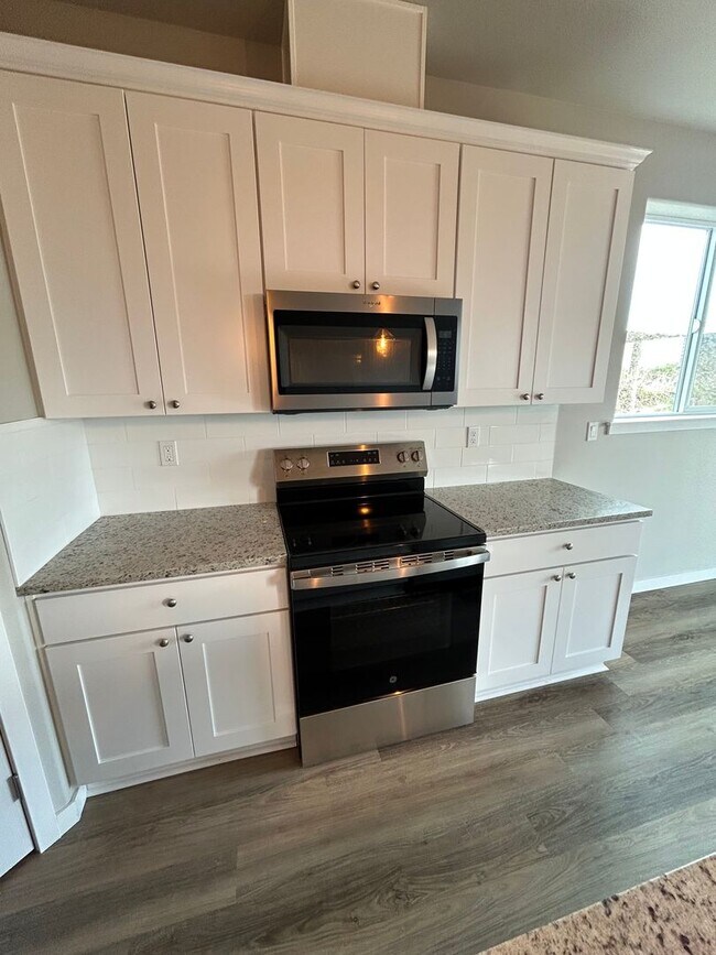 Building Photo - Beautifully Furnished Brand New 5 Bedroom ...