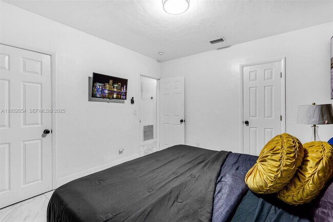 Building Photo - 695 NE 160th St