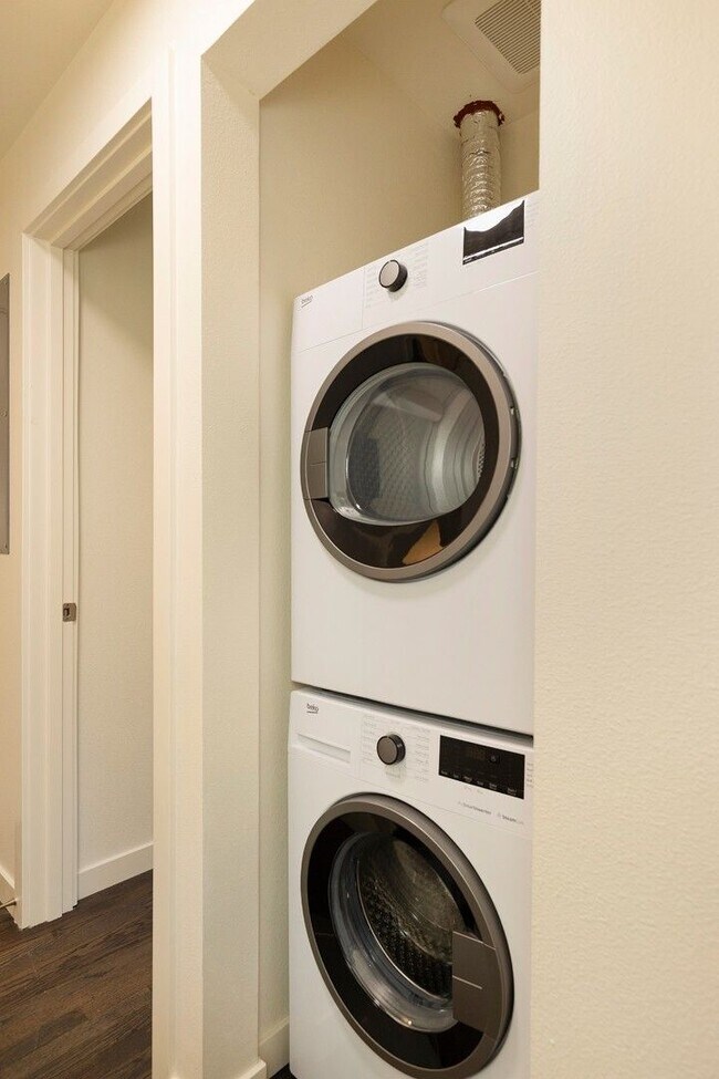 Building Photo - Spacious 2BR Home – Private Entry, In-Unit Washer & Dryer, Quartz Finishes & Pet Friendly Living ...