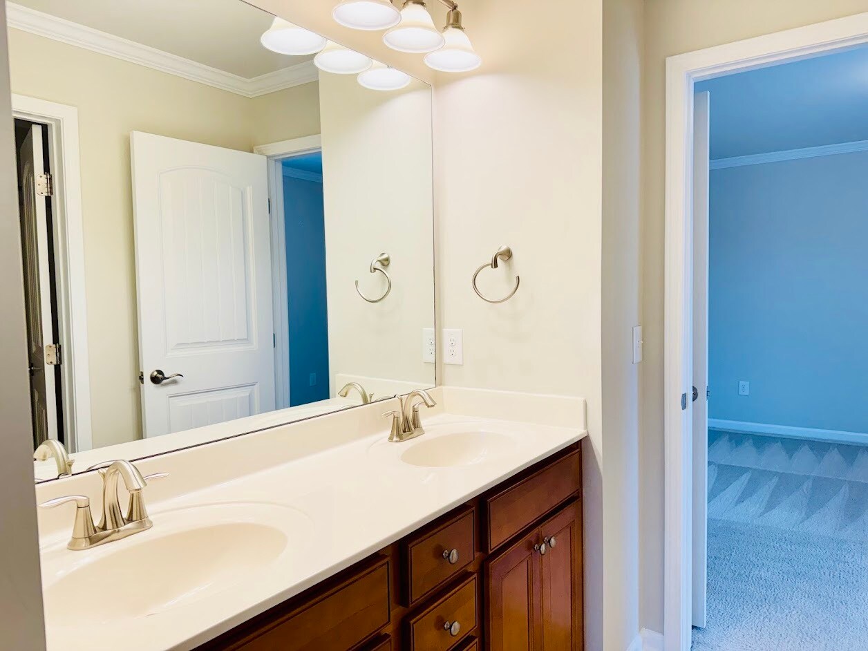 Jack & Jill Bathroom - 3408 Schooner Dr