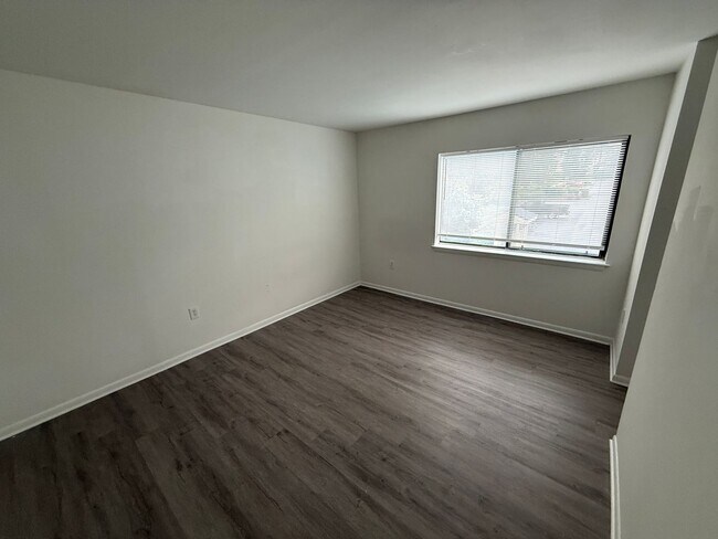 Building Photo - Well Maintained condo in East Charlotte!
