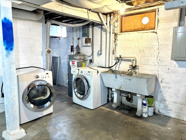 Building Photo - FEWEK01