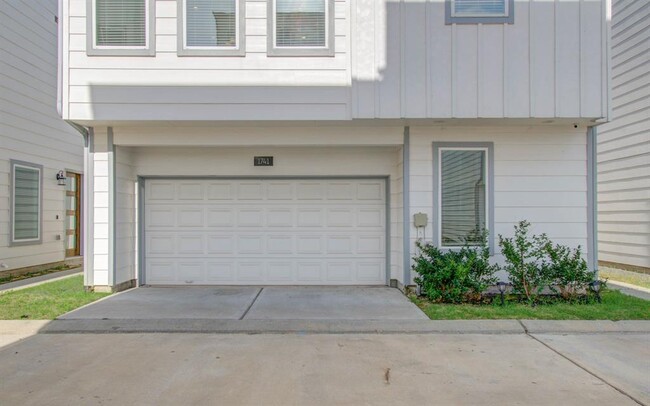 Building Photo - 1741 Cove Cres Ct
