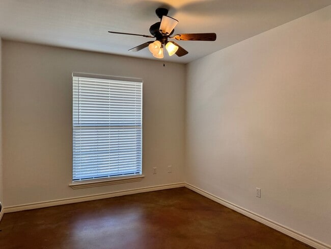 Building Photo - 13343-13343 Country Meadow Ln