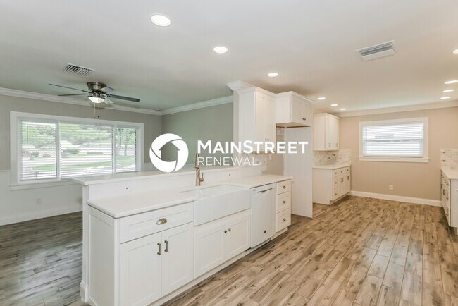 Building Photo - 3 Bedroom Pet-Friendly Home in BRANDON, FL with Main Street Renewal
