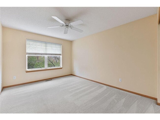 Building Photo - 2 BR/3 BA Townhome in Lakeville!