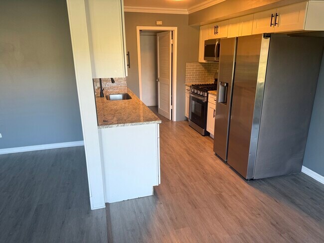 Building Photo - 1319 Kingsbury Dr