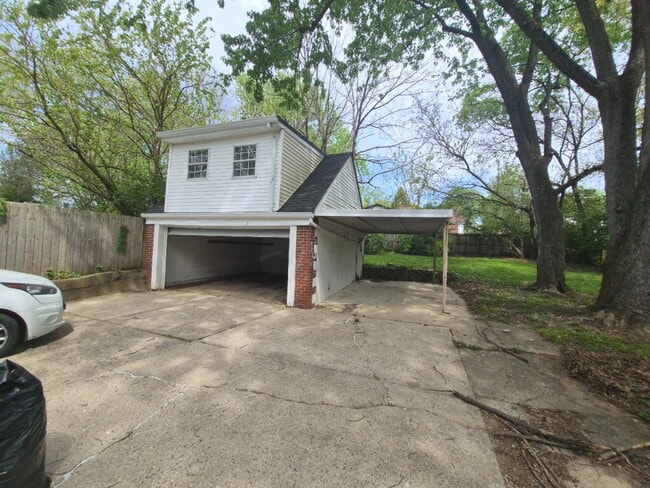 Building Photo - 5568 Raceview Ave