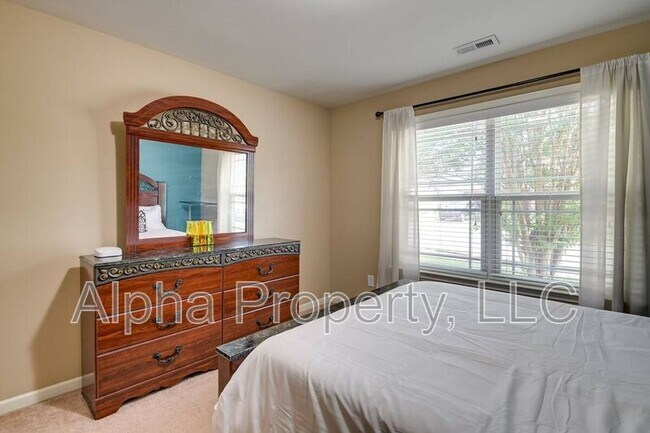 Building Photo - 9 Peggy Ct