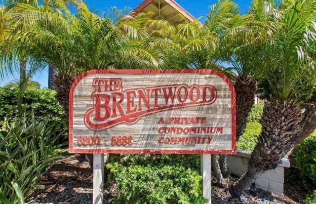 Building Photo - 6880 Hyde Park Dr