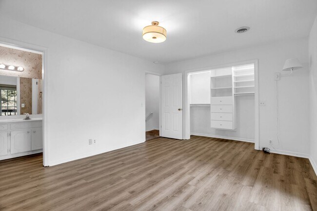 Building Photo - 2 Bed, 2.5 Bath Townhome Available in Simp...