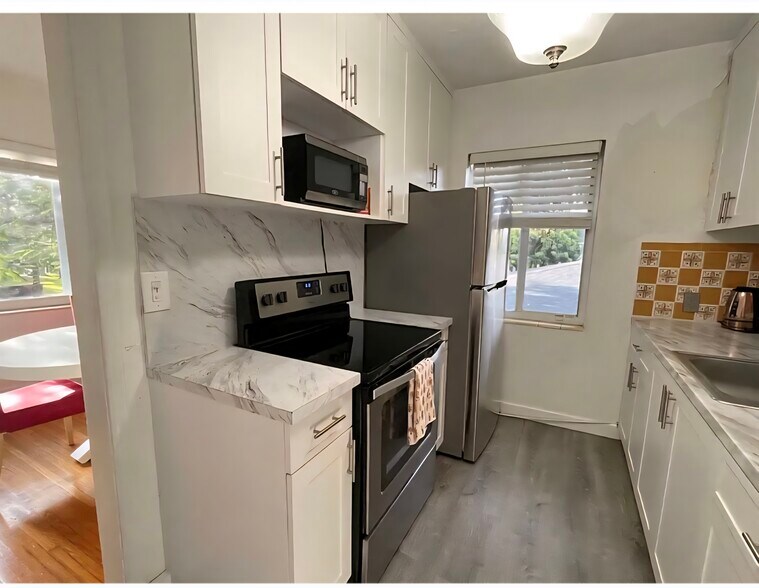 Building Photo - 1215 SW 13th Ave