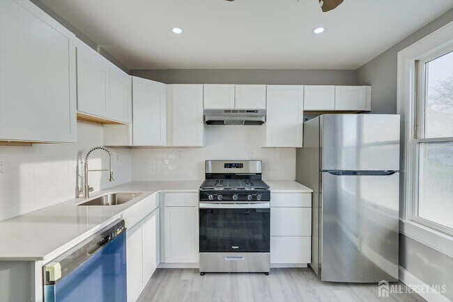 Building Photo - 36 2nd Ave