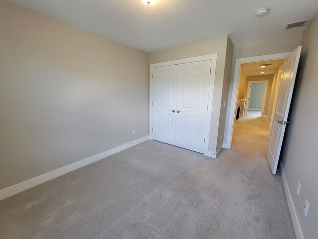 Building Photo - Spacious 3 level, 4 bedroom townhome with attached 2 car garage at Silver Meadows Townhomes on Lo...