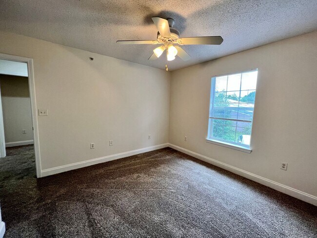 Building Photo - Central Crestview Location