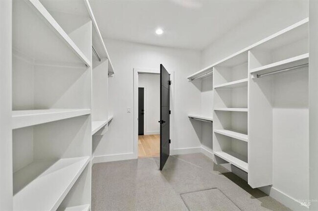 Building Photo - AstoriaTownHome