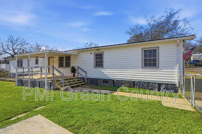 Building Photo - 834 W 138th St S