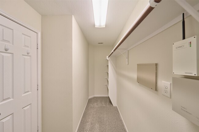 Building Photo - 12515 Lakeshore Dr