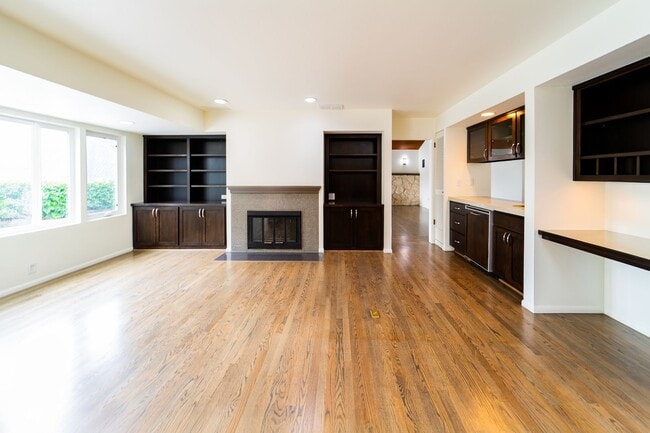 Building Photo - 4-Bedroom Luxury Home for Rent by Portland...