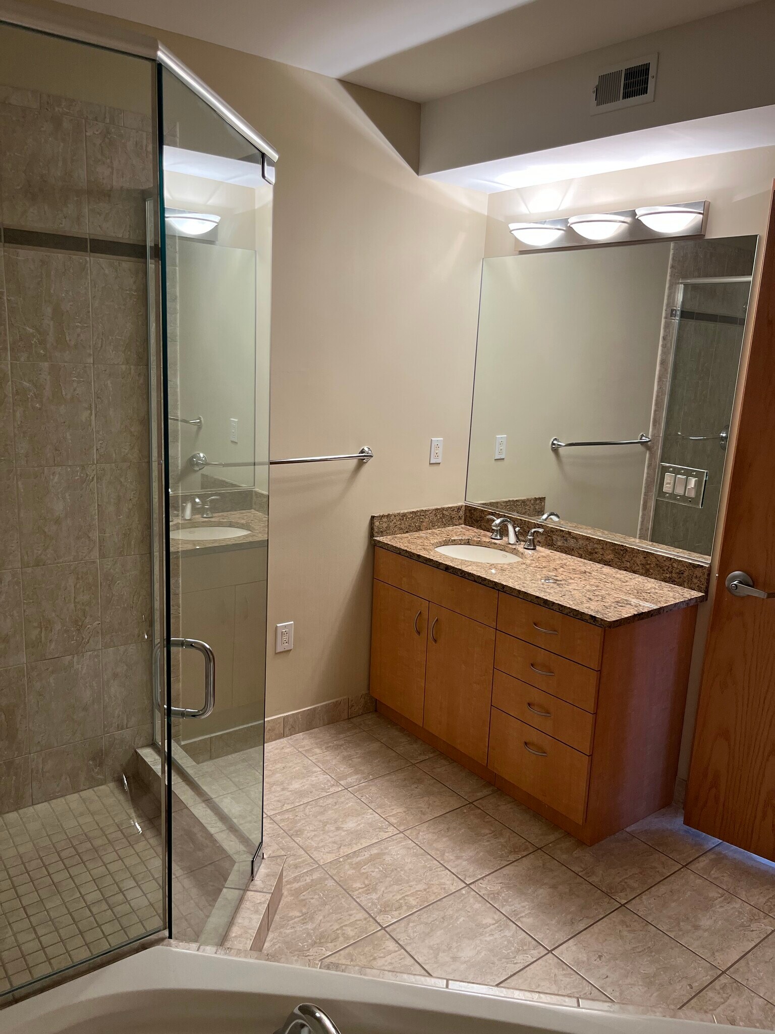 Building Photo - 701 W Lakeside Ave