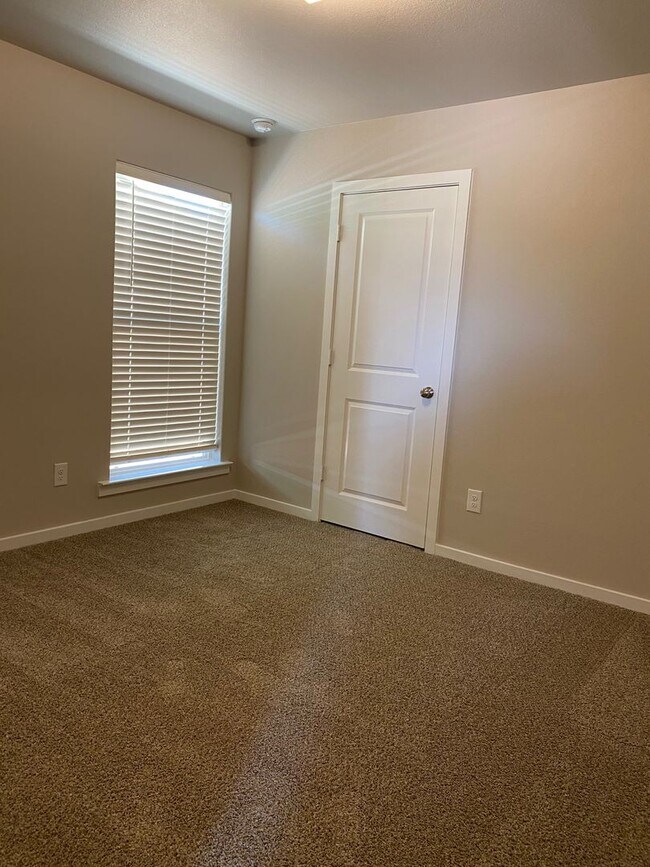 Building Photo - Affordable in Bell Farms