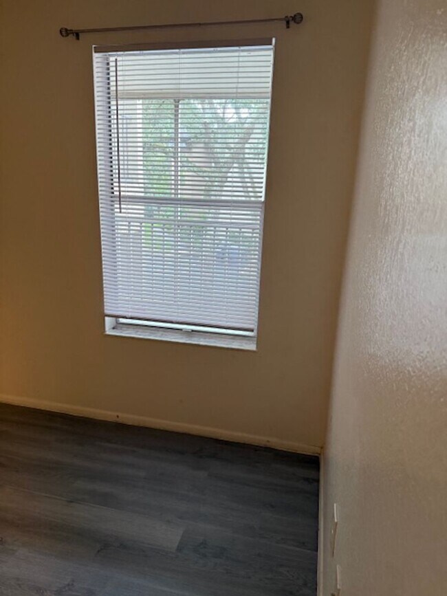 Building Photo - Large Two bedroom Condo