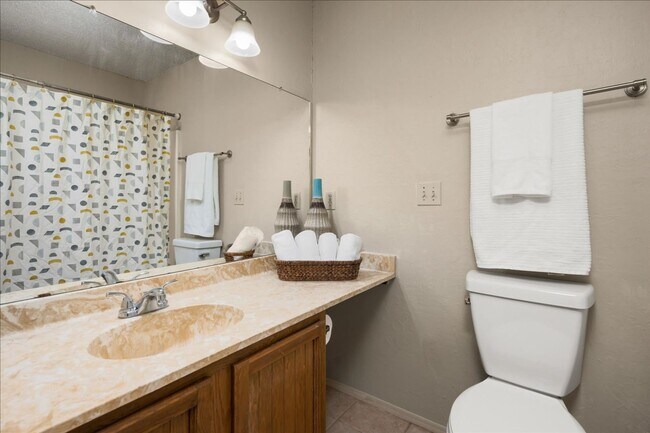 Building Photo - Great Location, Immediate Move In available - 2 bed / 2 bath Condo - 100% off First Month's rent!