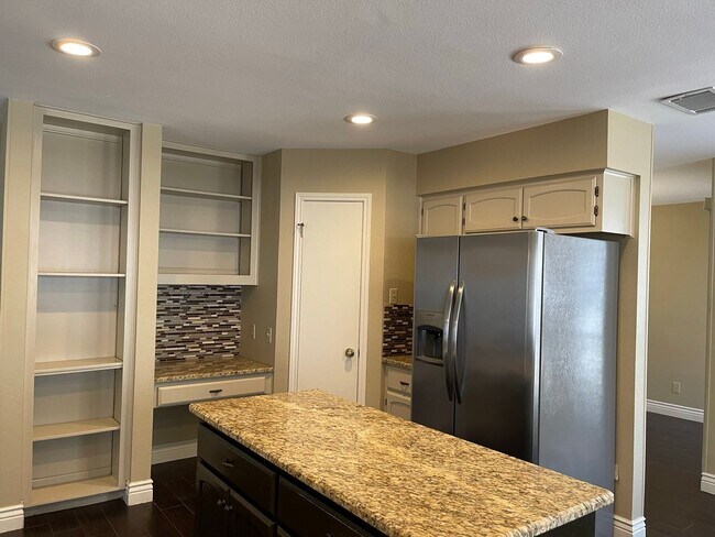 Building Photo - 13731 Oak Pebble