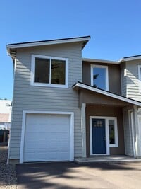 Building Photo - Stunning Modern Three Bedroom Duplex in Le...