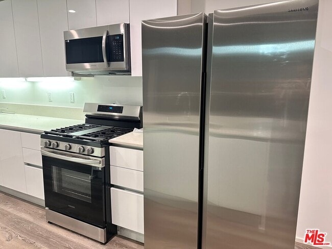 Building Photo - 1038 S Mariposa Ave