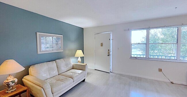 Building Photo - 1200 Colonnades Dr